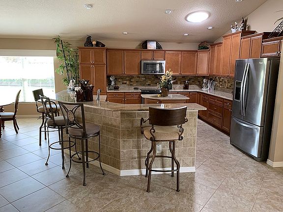 5th image of 3684 Robertson Way
