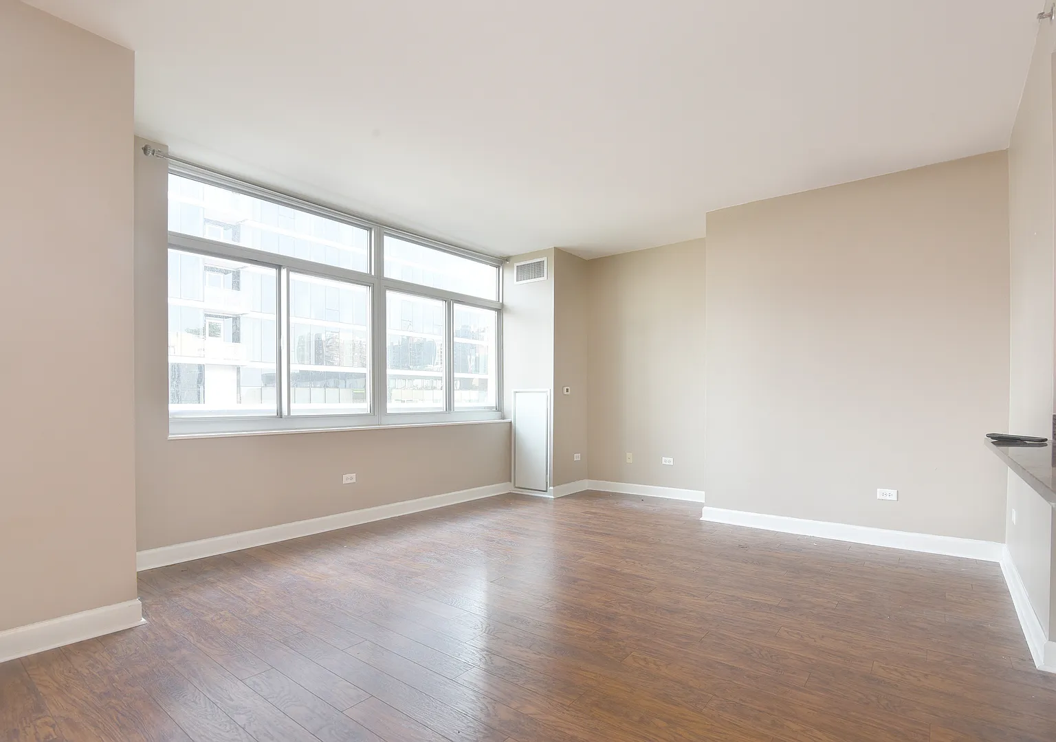 1 bed, 875 sqft, $2,400 — Photo 3
