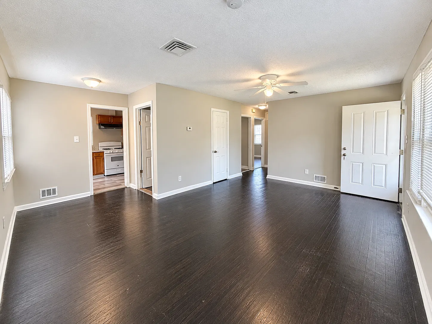6 bed, 875 sqft, $3,300 — Photo 4