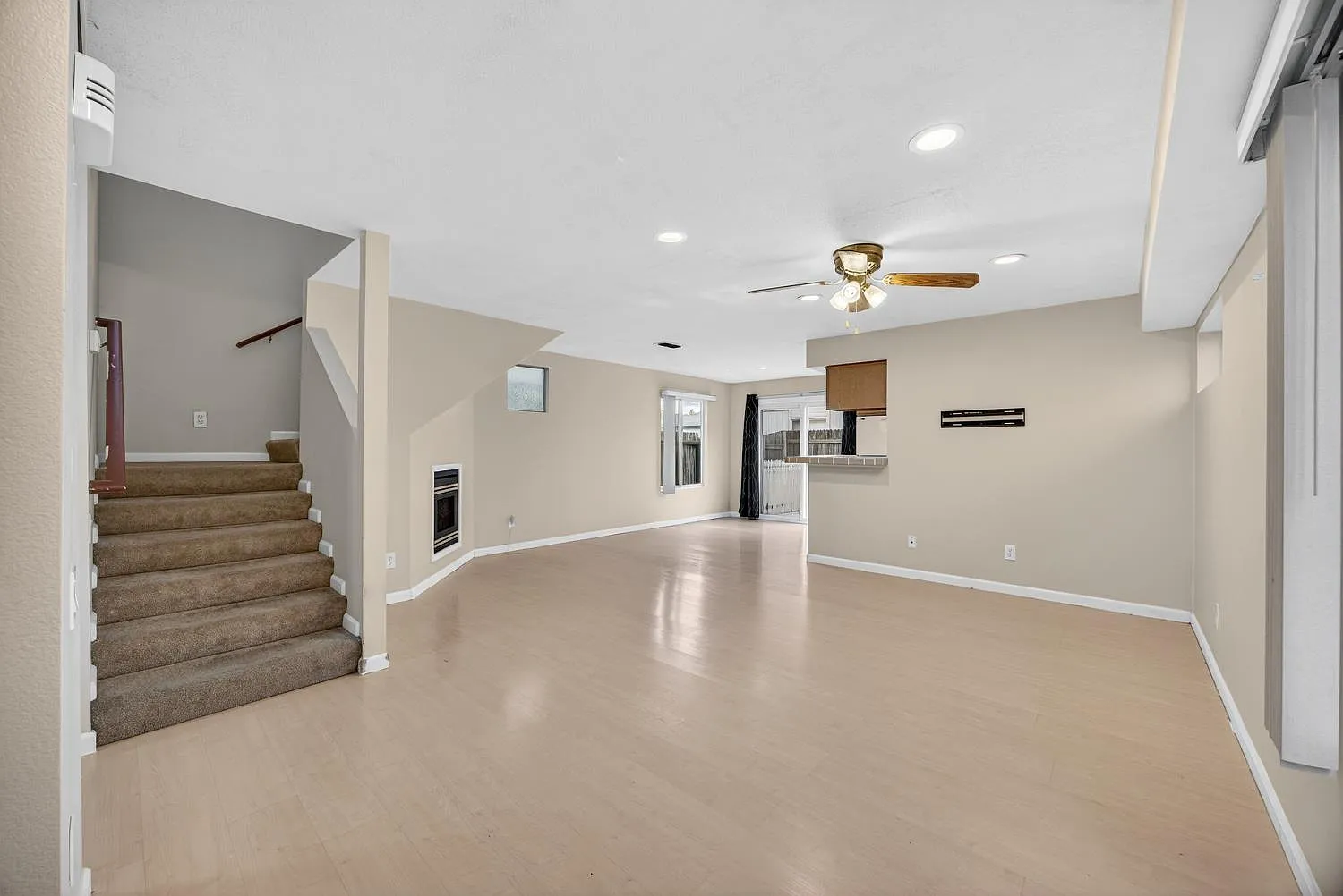 525 Samuel Way photo 1