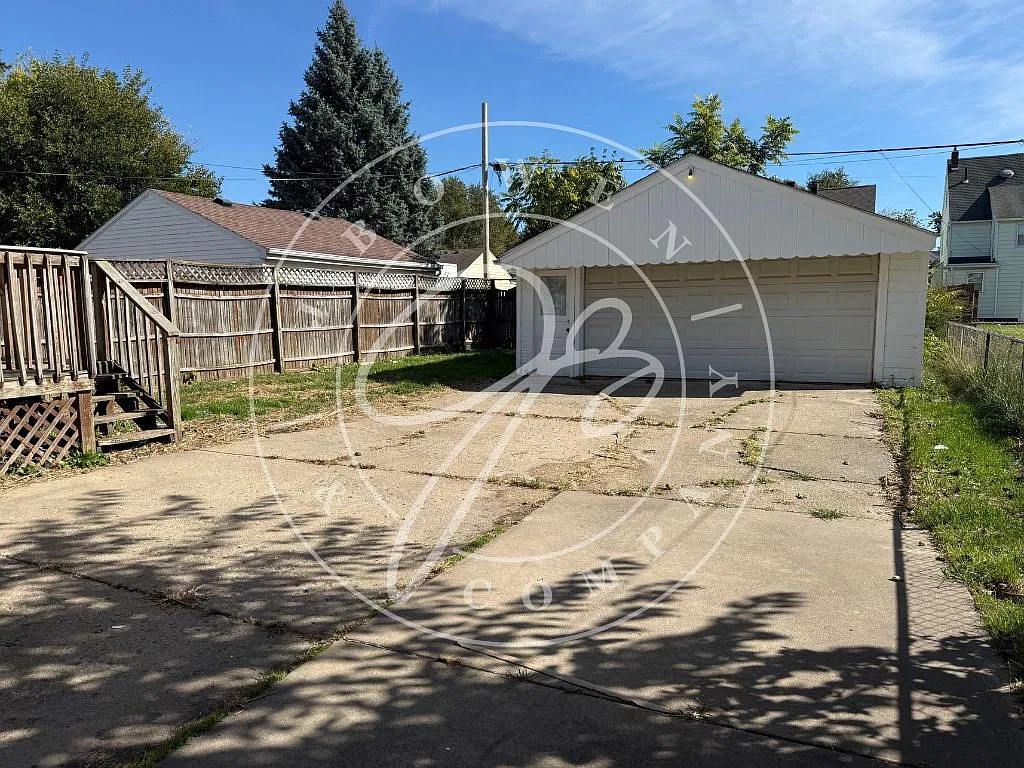 3 bed, 1.0 bath, $1,350 — Photo 2
