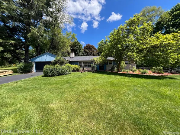 33200 Raphael Rd, Farmington Hills, MI 48336