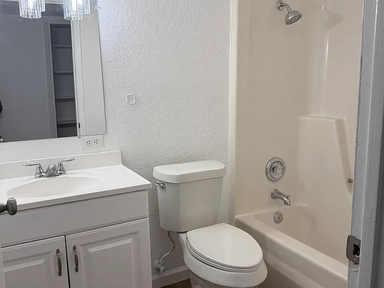 Full bath in hallway