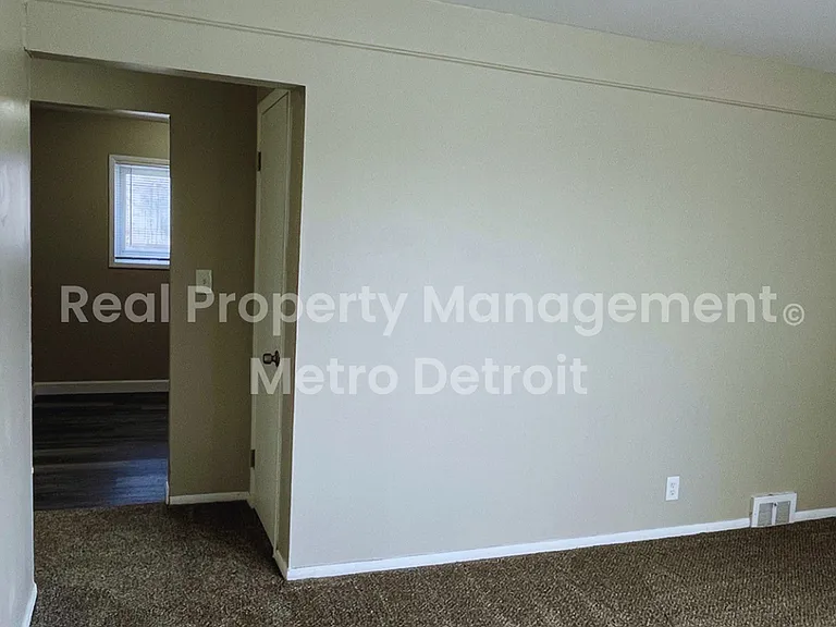 1173 Featherstone Rd — Photo 3