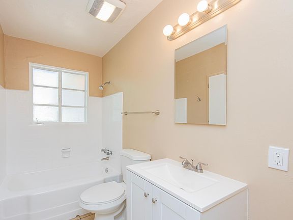 Tub/shower full bathroom