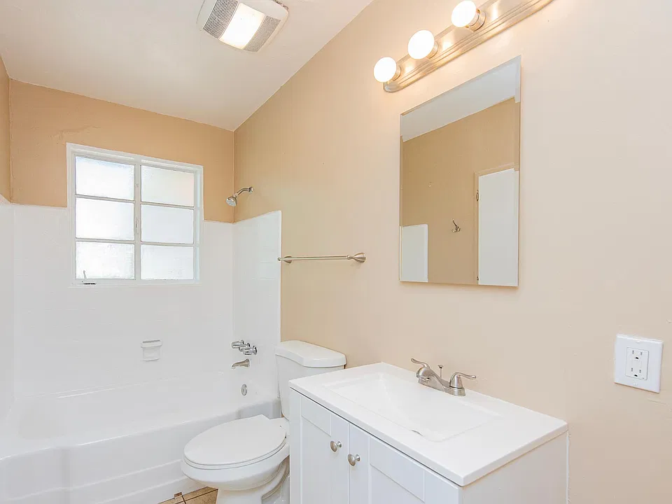 Tub/shower full bathroom