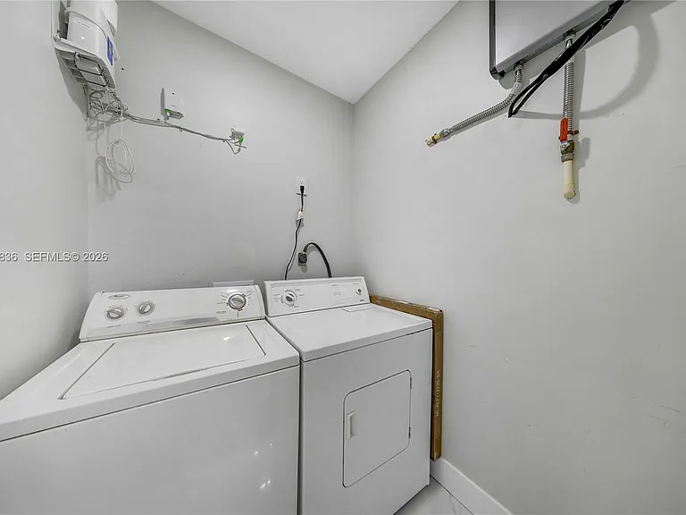 2612 SW 12th St — Photo 8