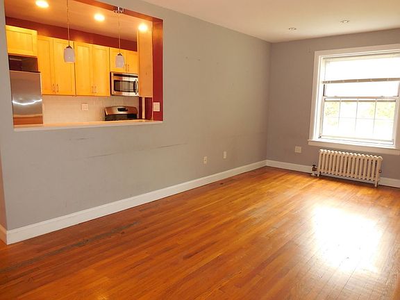 2nd image of 3069 Hobart St #Numthree
