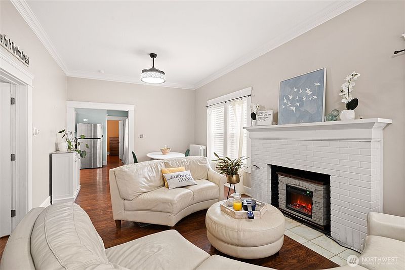 4th image of 305 W 6th Street