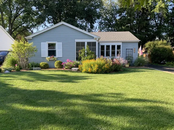442 E Berry Rd, Barrington, IL 60010