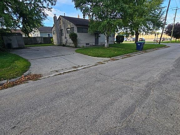 2nd image of 1901 S Mountain St