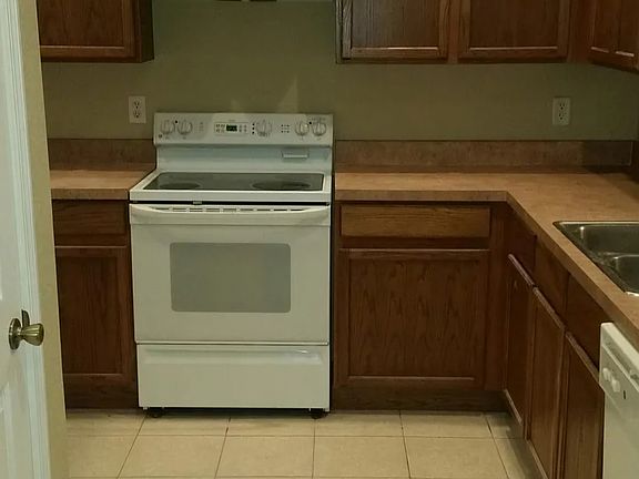 3rd image of 2933 Ashland Ln S
