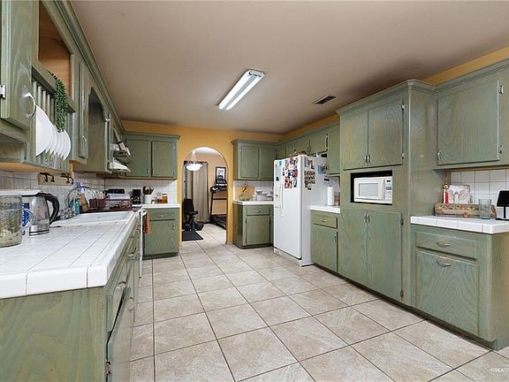 3rd image of 285 Tulipan St