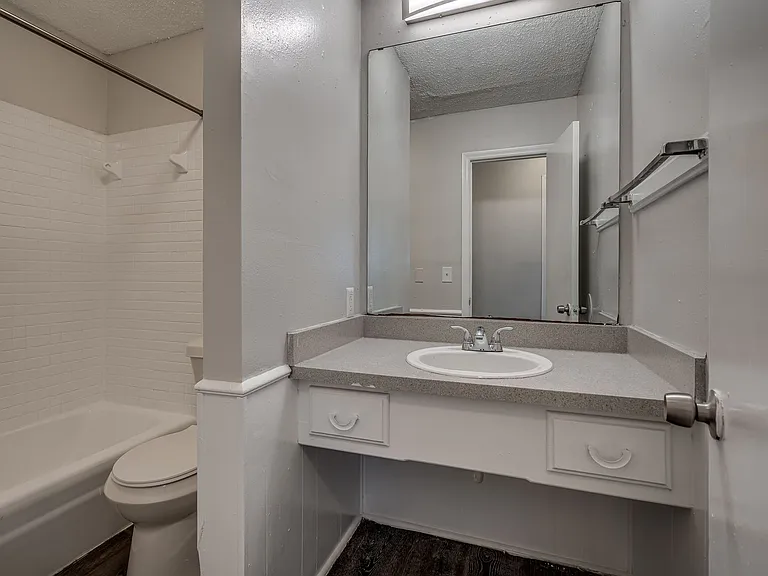The Vue at Oak Creek — Photo 25
