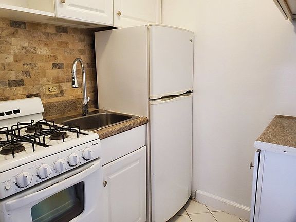 4th image of 135 E 61st St #4D