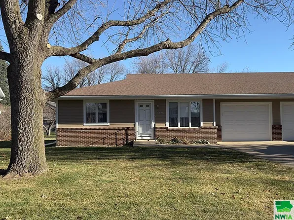 1326 1st Ave SE, Sioux Center, IA 51250