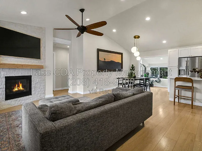 2082 E Greenleaf Ln — Photo 2
