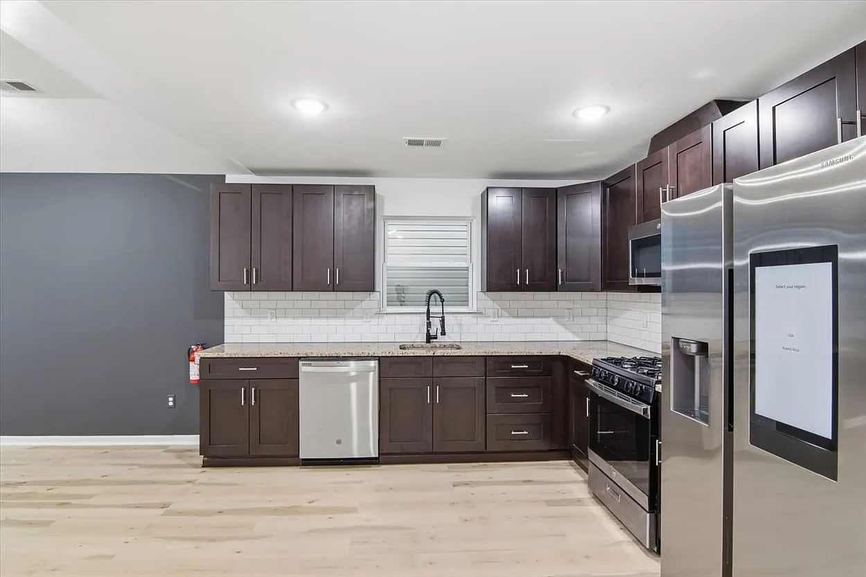 3 bed, 1300 sqft, $3,000 — Photo 4