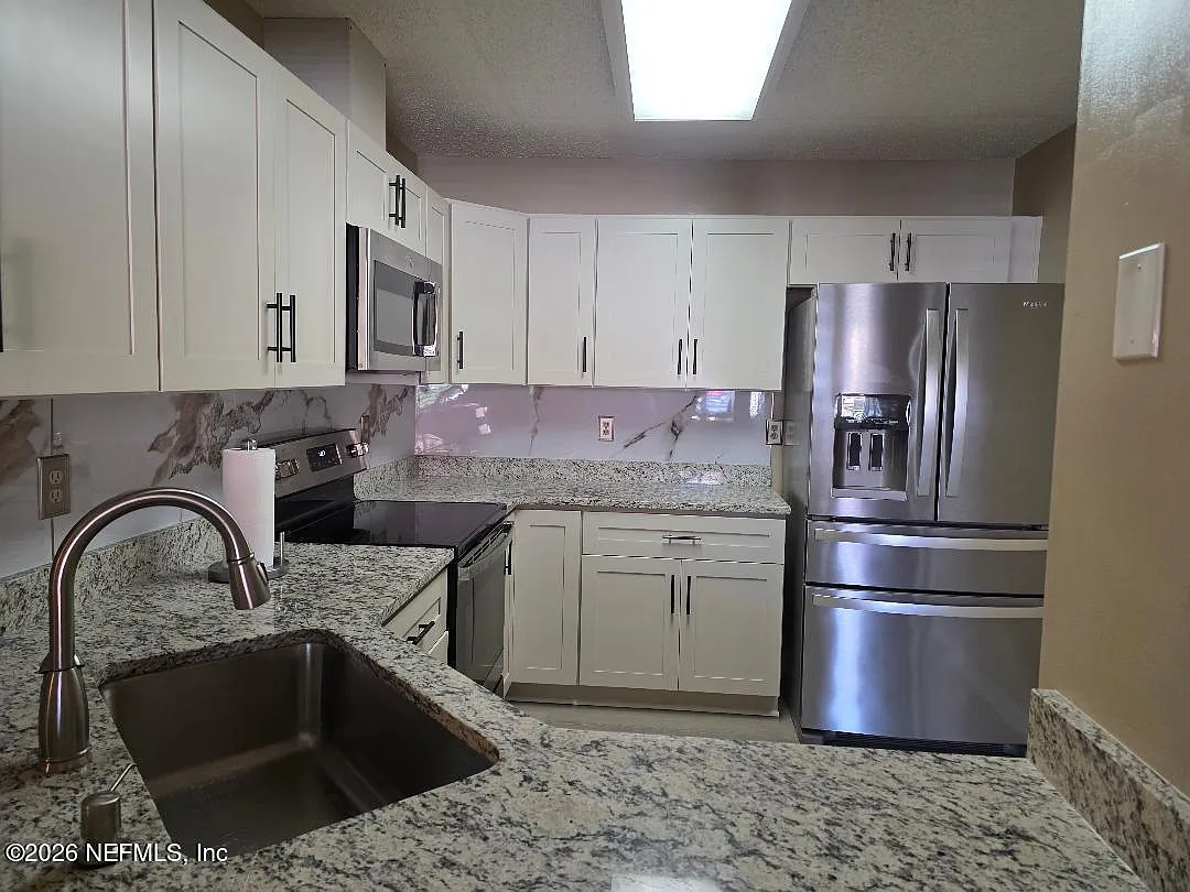 3 bed, 2.0 bath, 1150 sqft, $1,800 — Photo 2