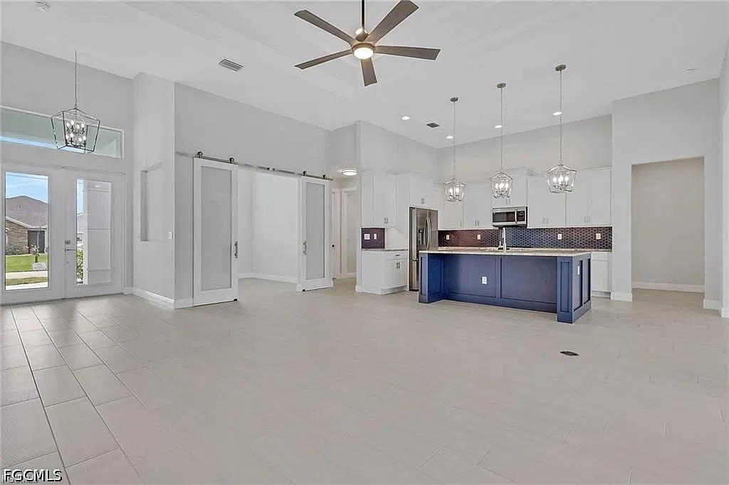 3 bed, 2.0 bath, 2273 sqft, $3,200 — Photo 4