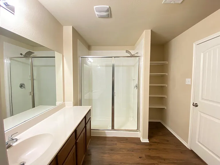 2105 Meadow Park Dr — Photo 7