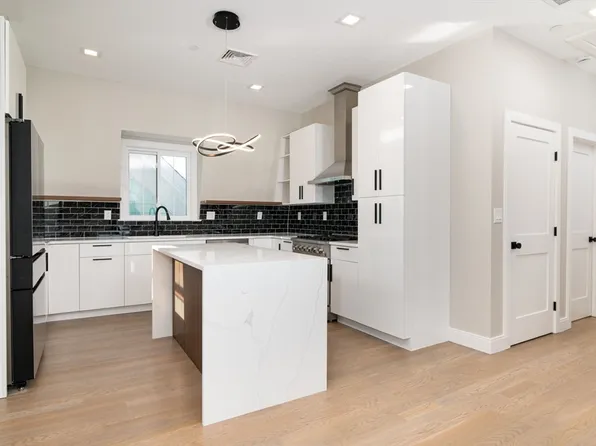 13 Arlington St #C, Somerville, MA 02145