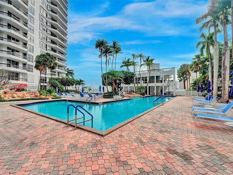 3600 Mystic Pointe Dr #1111 — Photo 37