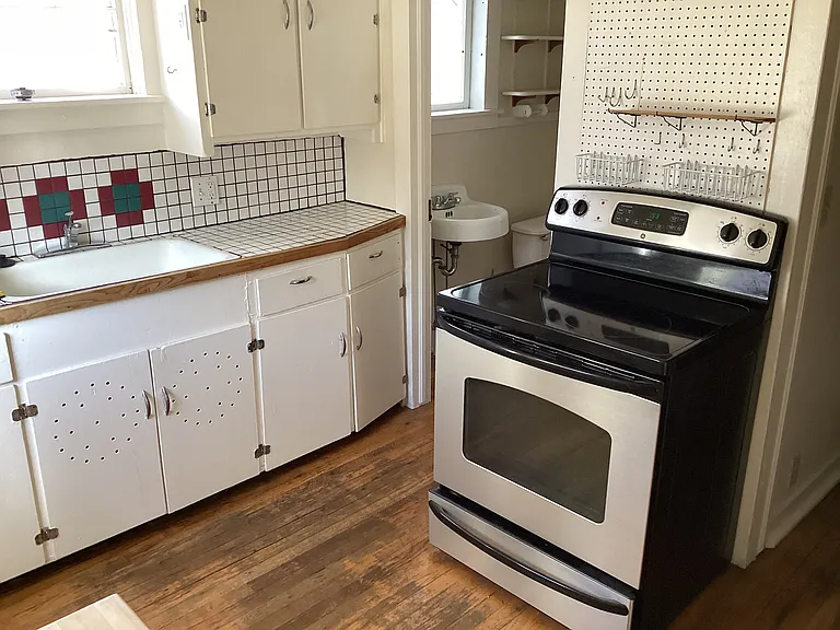 649 University Ave — Photo 12