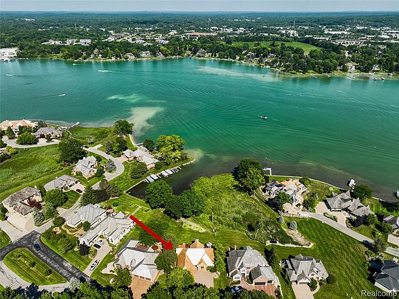 2nd image of 62 Chateaux Du Lac
