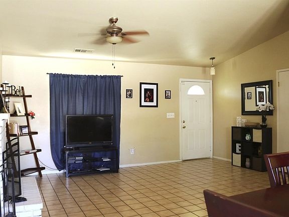 3rd image of 2404 N Oak Park Court
