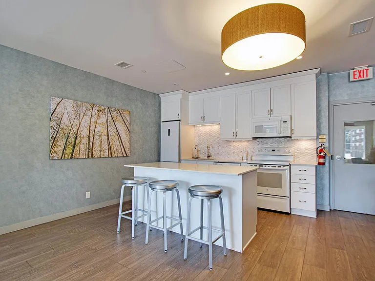 472 Brock Ave — Photo 11
