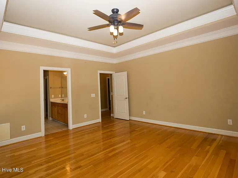 16 Montrose Ct — Photo 33