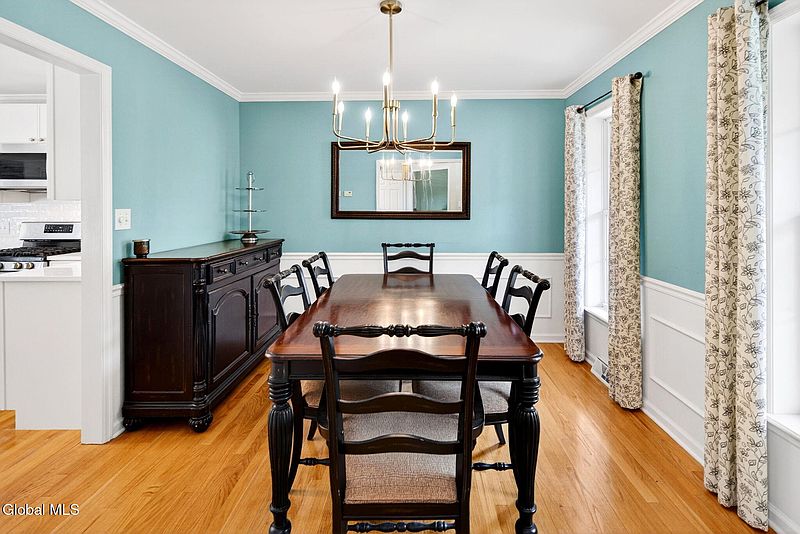 3rd image of 8 Donswood Court