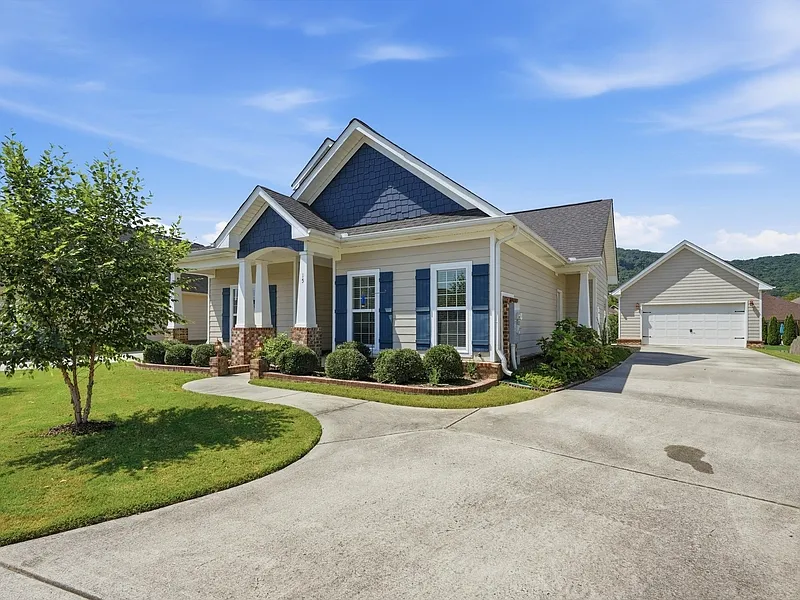 3 bed, 2.0 bath, 2521 sqft, $2,650 — Photo 2