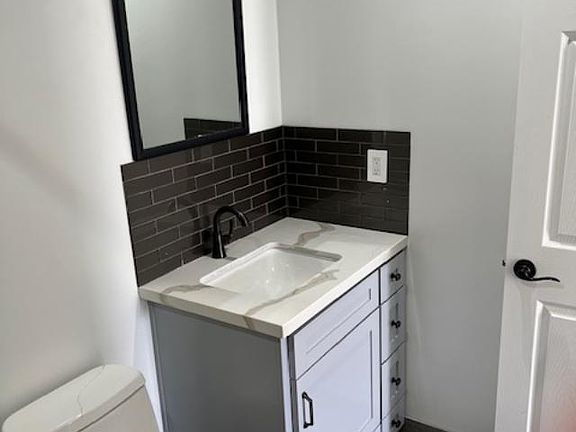 4th image of 2589 Amanda St #B