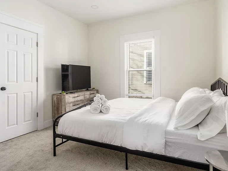 16 Montrose Ave — Photo 25