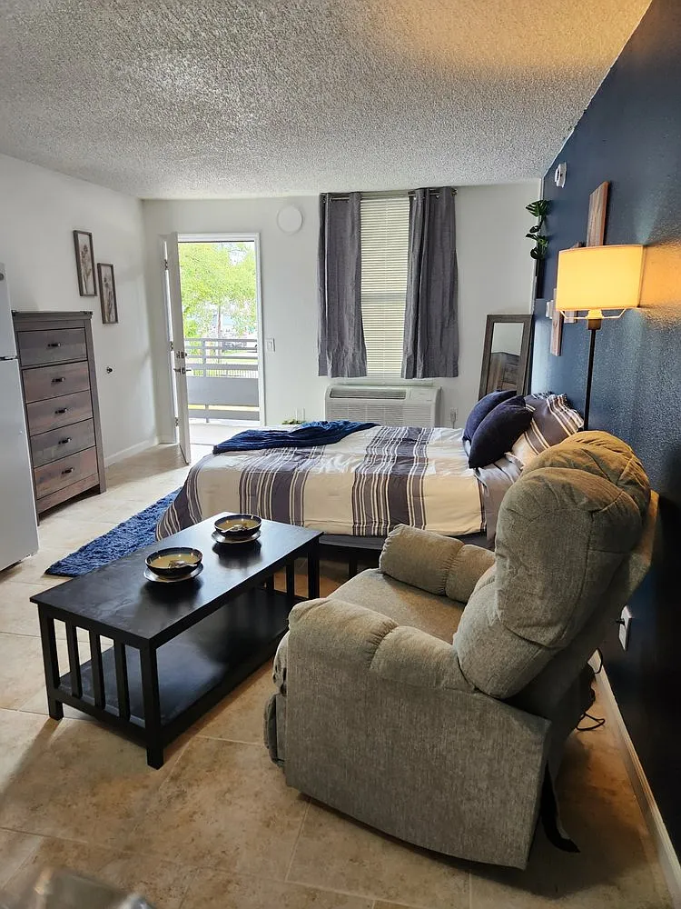 Studio, 300 sqft, $1,050 — Photo 3
