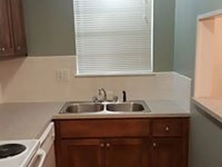 Chateau Orleans Apartments — Photo 65