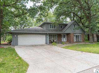 1577 Sherwood Dr, North Mankato, MN 56003