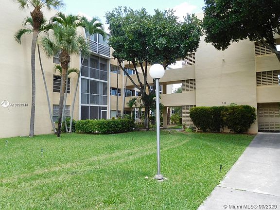 3rd image of 920 NE 199th St APT 412