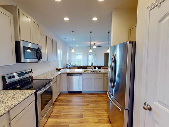3rd image of 219 Timberline Oak Dr