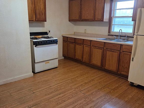 4th image of 618 N Jefferson
