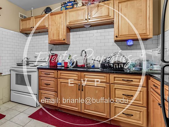 3rd image of 257 Winspear Ave Floor 1
