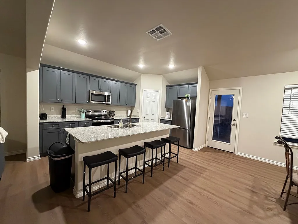 4 bed, 2.0 bath, 1933 sqft, $3,150 — Photo 3