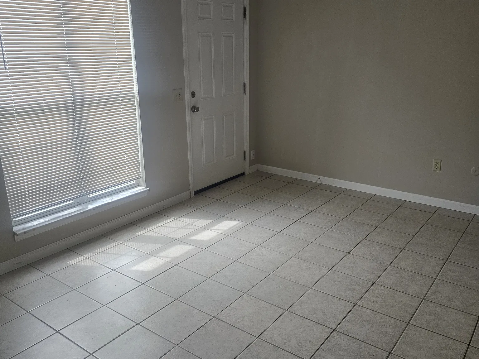 2 bed, 1.5 bath, 986 sqft, $1,195 — Photo 3