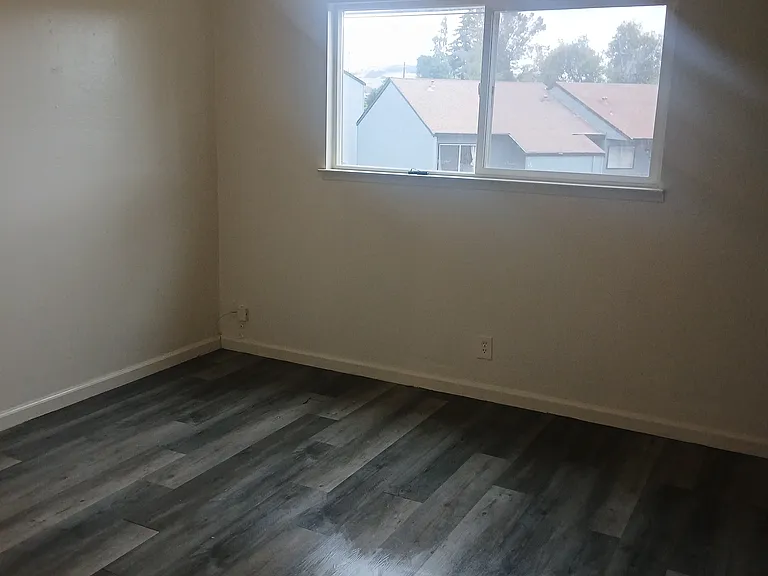 1556 Valle Vista Ave — Photo 6