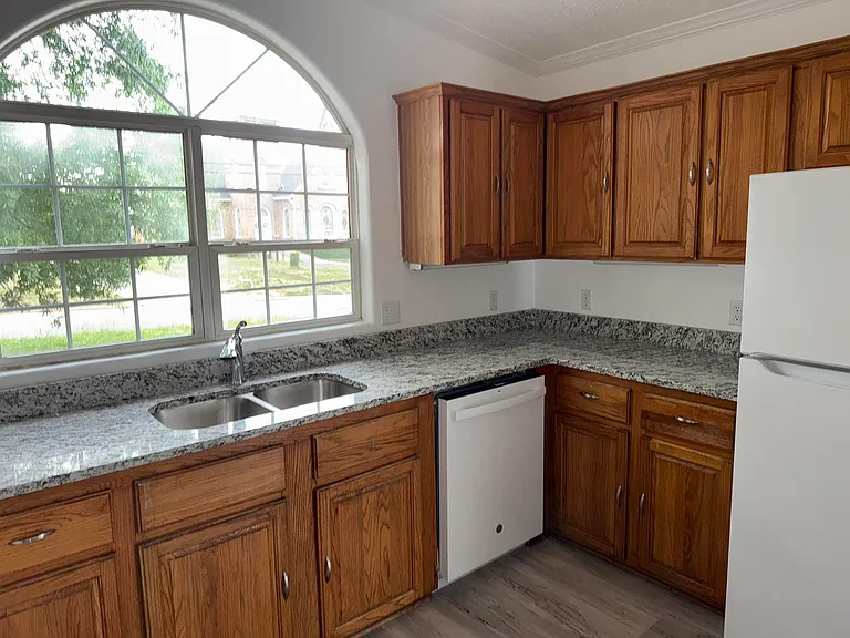 321 E Harden St — Photo 7