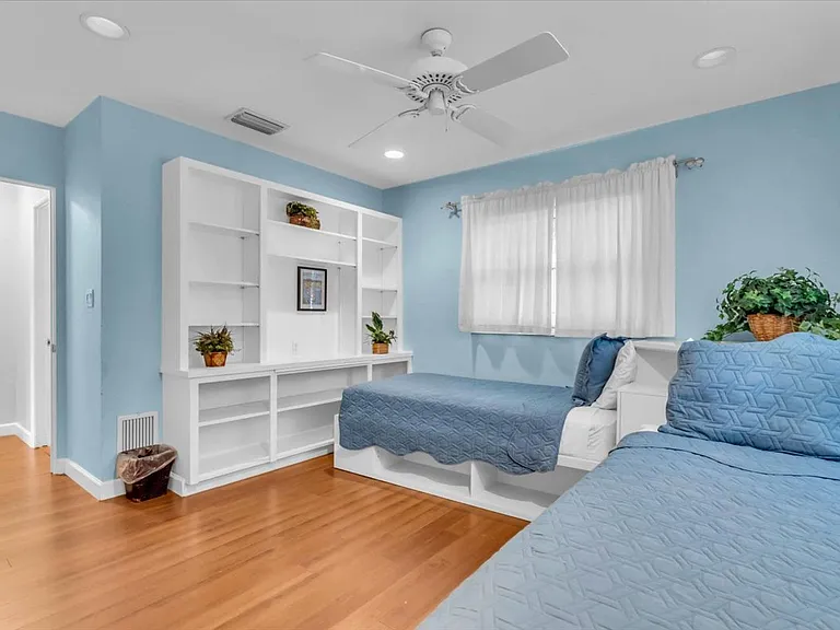 2732 Valencia Dr — Photo 4