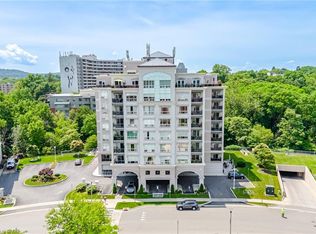 2000 Creekside Dr #707, Dundas, ON L9H 7S7