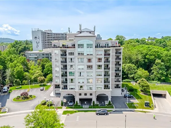 2000 Creekside Dr #707, Dundas, ON L9H 7S7